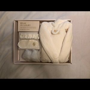 Brand new bath robe set!
